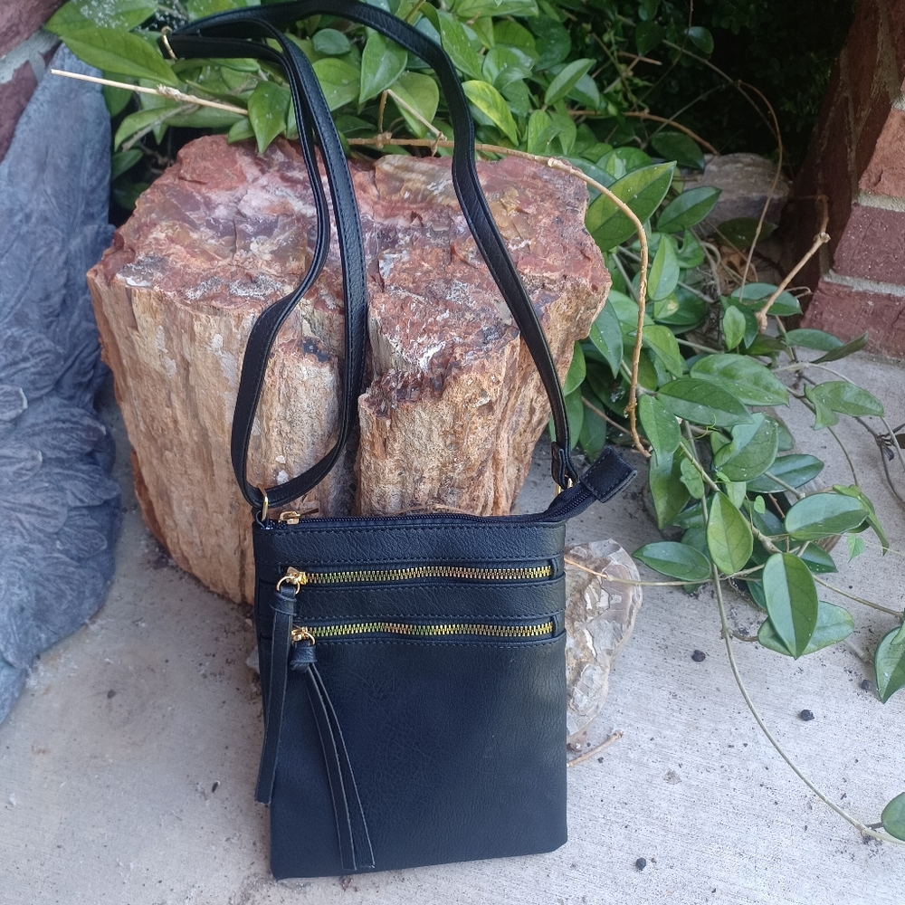 BLACK VEGAN LEATHER HOBO CROSSBODY BAG SIZE 8.5X7 NWOT - Picture 2 of 10